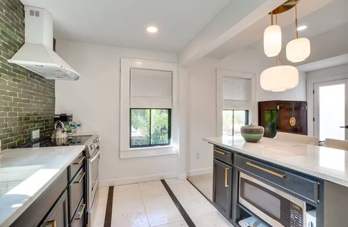 Beach Park Apartment | South Tampa Upper Level Posh Suite
