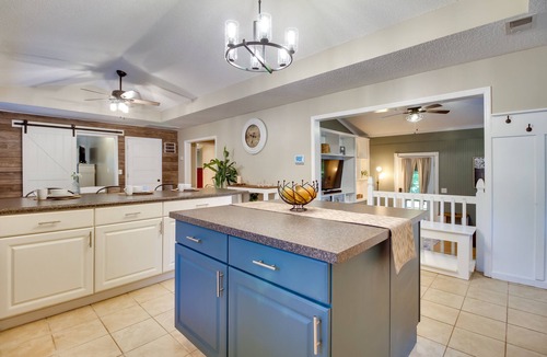 Eden House | Southern Escape in Guyton: Private Yard & Hot Tub!