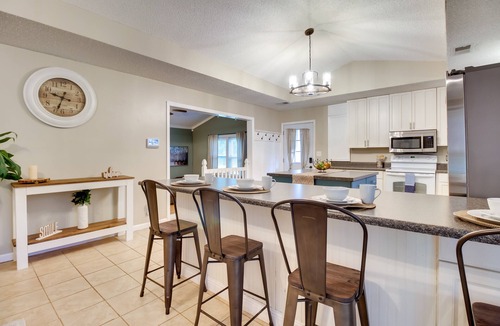 Eden House | Southern Escape in Guyton: Private Yard & Hot Tub!
