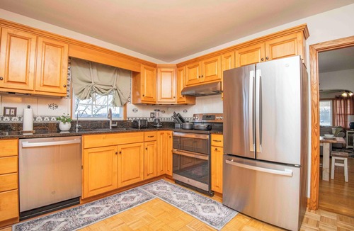 Mount Vernon House | Spacious 1952 4-bedroom farmhouse in charming Maryville with Gameroom