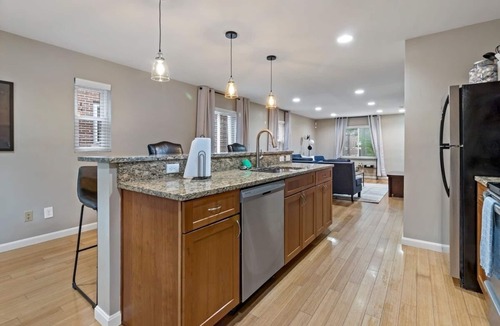 Oakley House | Spacious 2bd/2bth/2cargrg single lvl in Oakley