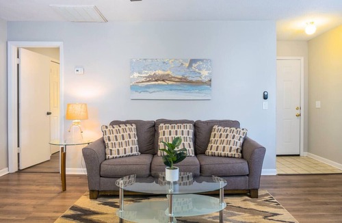 Calhoun House | Spacious 2BR Ideal for Long-Term Business Stays