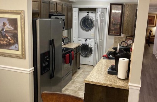 Athens Apartment | Spacious 3 Bedroom 2 bath Condo close to Five-points in Athens