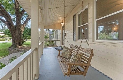 Highlands - Perkins House | Spacious 3 bedroom home 2 blocks to LSU Lakes.