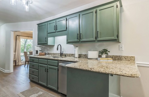 Malbis House | Spacious 3BR Lake Forest Home w/Pool Sleeps 8!