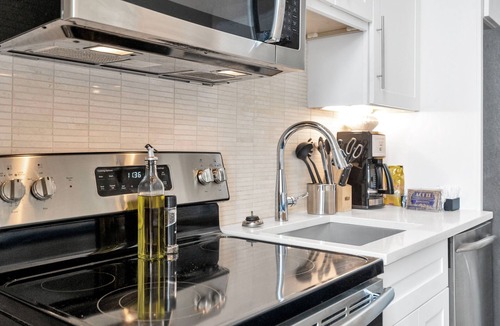 Faubourg Marigny Apartment | Spacious 3BR Marigny stay for 8 guests. Walk to Frenchmen & French Quarter. Chef’s kitchen, Wi-Fi.