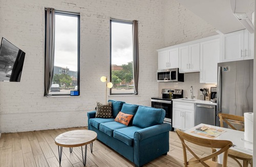 Faubourg Marigny Apartment | Spacious 3BR Marigny stay for 8 guests. Walk to Frenchmen & French Quarter. Chef’s kitchen, Wi-Fi.