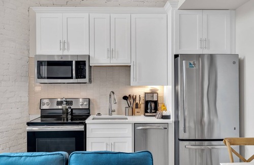 Faubourg Marigny Apartment | Spacious 3BR Marigny stay for 8 guests. Walk to Frenchmen & French Quarter. Chef’s kitchen, Wi-Fi.