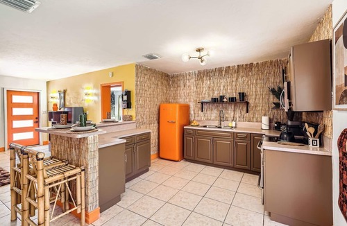 Poiciana Park II House | Spacious 3BR Tropical Retreat - W/Hot Tub Near Beach, Downtown & Airport