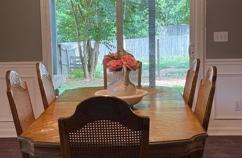 Siluria House | Spacious 4-bedroom house in charming Alabaster with WiFi, AC