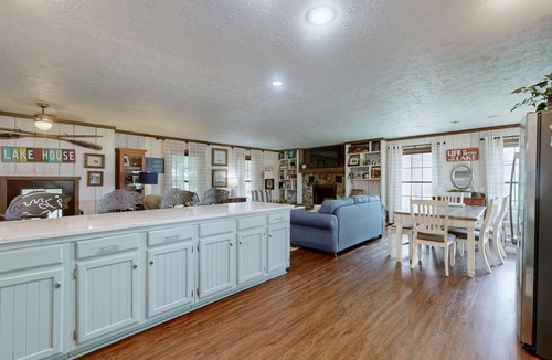 Hardin House | Spacious 4-bedroom house with stunning lake views.