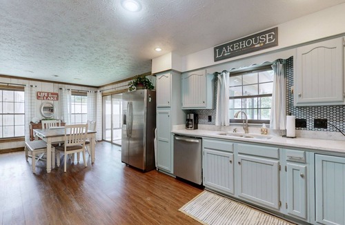 Hardin House | Spacious 4-bedroom house with stunning lake views.