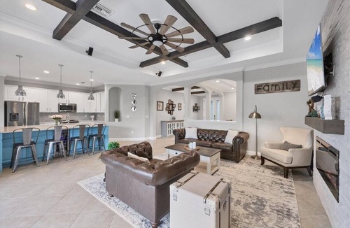 Gran Paradiso House | Spacious 4-bedroom house in tranquil Venice with private lanai.