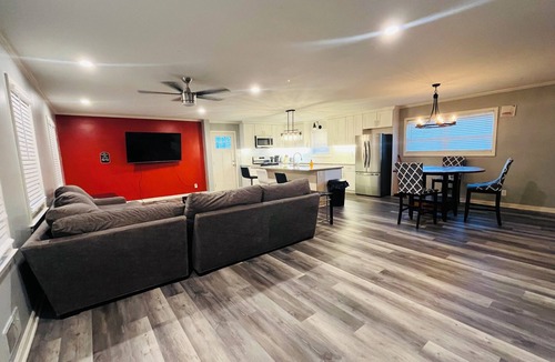 College Park House | Spacious 4 BR 3 Full Bath House Near Airport & Shopping!