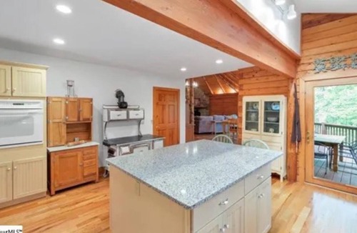 Highland Cabin | Spacious 5-bedroom cabin in delightful Landrum with WiFi, AC