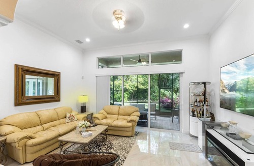 Versailles House | Spacious 5-bedroom house in charming Wellington with WiFi, AC