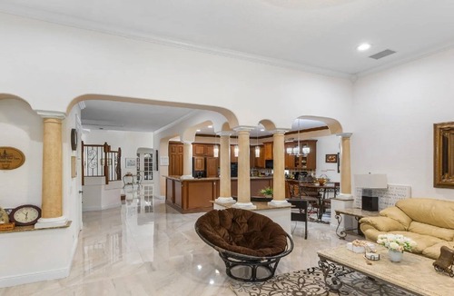 Versailles House | Spacious 5-bedroom house in charming Wellington with WiFi, AC