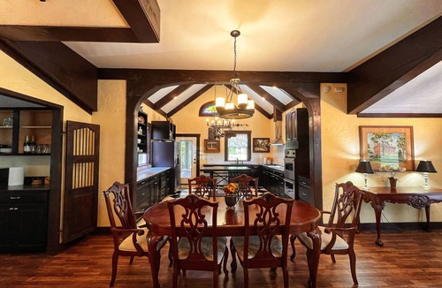 Perry House | Spacious 5-bedroom luxury barn in welcoming Perry Georgia
