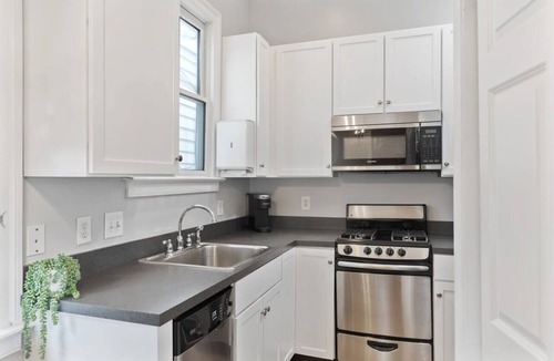 Westside Apartment | Spacious and Quiet One Block off King Street