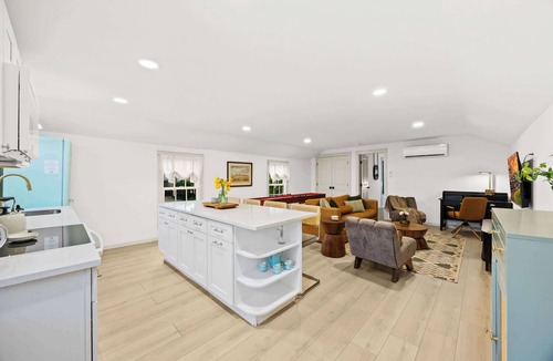 Cherokee Triangle House | Spacious and relaxing | The Daisy Carriage House!