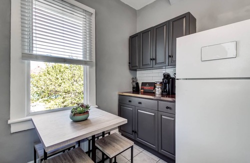 Dixon Park Apartment | Spacious & Bright Park Side 2BDR ★ Downtown Victorian District