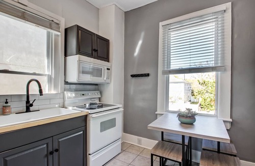Dixon Park Apartment | Spacious & Bright Park Side 2BDR ★ Downtown Victorian District