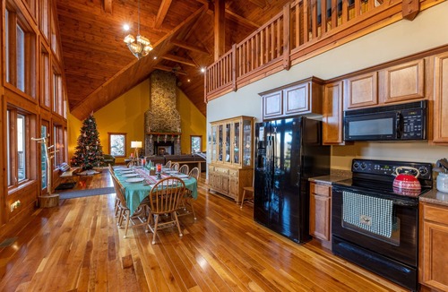 Edray Cabin | Spacious Cabin w/Hot Tub~2 King beds, fire pit