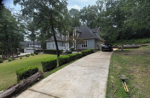 Malbis House | Spacious Coastal Getaway Pools & Golf Access