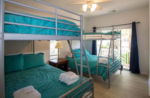 Saint Helena Island Cottage | Spacious Cottage w/ WiFi & Screened-In Porch - Near Marina & Boathouse