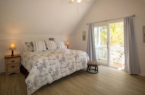 Saint Helena Island Cottage | Spacious Cottage w/ WiFi & Screened-In Porch - Near Marina & Boathouse