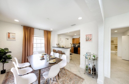 Southwest House | Spacious Designed House -Palm Wave Stays