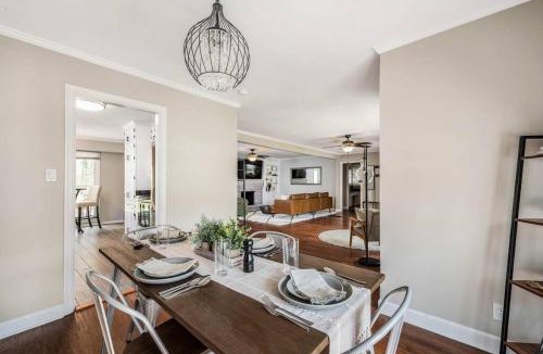 Macon House | Spacious Family Home - Sleeps 8 - Garage