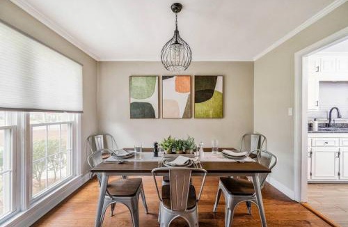 Macon House | Spacious Family Home - Sleeps 8 - Garage