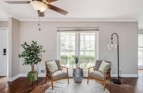 Macon House | Spacious Family Home - Sleeps 8 - Garage