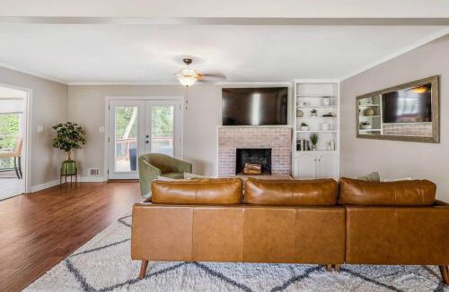 Macon House | Spacious Family Home - Sleeps 8 - Garage