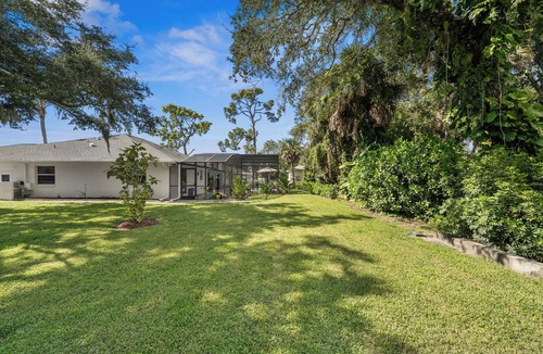 South Venice House | Spacious Family Retreat with Private Pool, Volleyball, and close to the Beach!