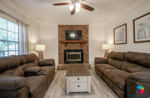 Richmond Hill House | Spacious Home In Richmond Hill, Pet Friendly W- King Bed
