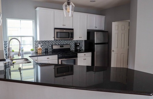 Shady Acres House | Spacious Houston Townhome 3bd/3.5ba