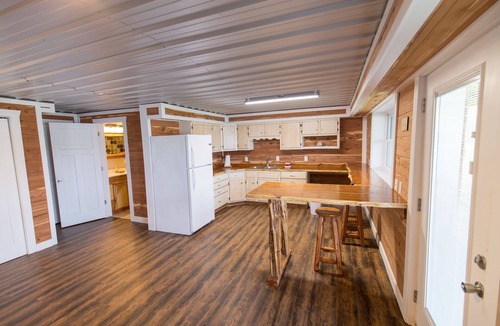Cadiz House | Spacious Lake Barkley Retreat, 7 Queen Beds, Peaceful Cul-de-Sac , Dock Access