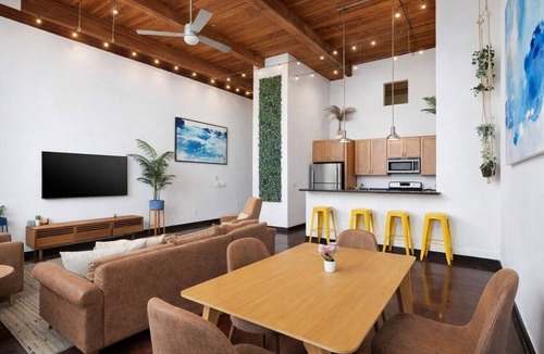 Arcadia Apartment | Spacious Loft w/2 King Beds + Pool & Gym