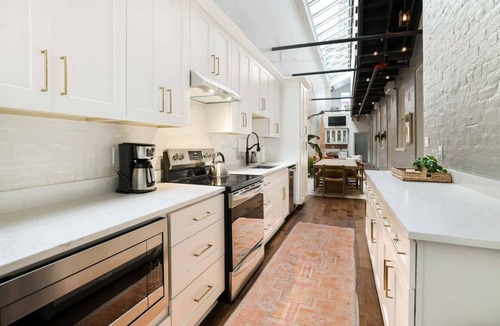 Central Business District Bed & Breakfast | Spacious + Luxurious Artfilled Suites Near FQ+PKG