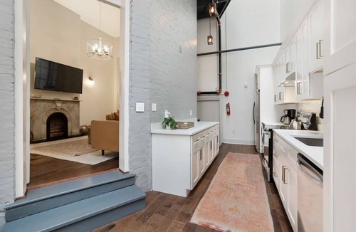 Central Business District Bed & Breakfast | Spacious + Luxurious Artfilled Suites Near FQ+PKG