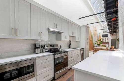 Central Business District Bed & Breakfast | Spacious + Luxurious Artfilled Suites Near FQ+PKG
