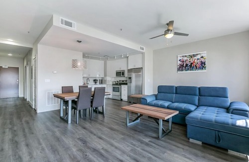 Central Business District Condo | Spacious Modern 1bd Condo in California Building by Hosteeva