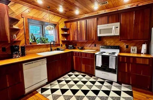 Valona House | Spacious Southern Coastal OASIS on Wide Open Land—kayaks, bikes, corn hole, BBQ!