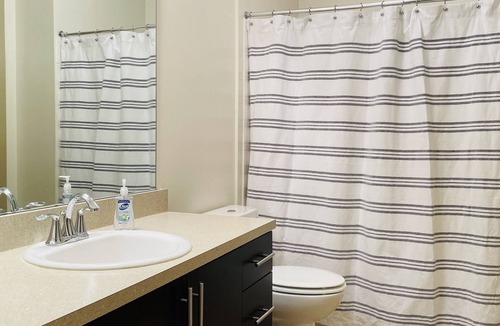 Lindridge-Martin Manor Apartment | SPACIOUS SUITE IN PRIME LOCATION
