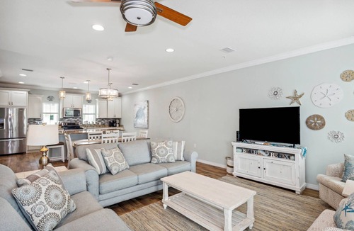 Ono Island House | Spacious townhouse| Walk or Bike to Pool or Beach| Pet Friendly| Free Golf| White Sugar Sand Beaches