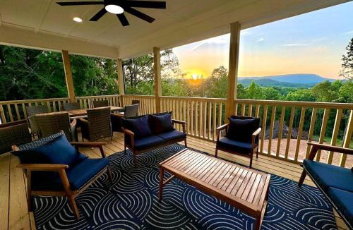 Rossville House | Spacious Vacation Homes with Private Hot Tubs near Chattanooga in Rossville, Georgia