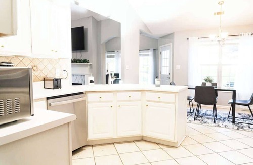 Lawrenceville House | Spacious Vaulted 4BR Family Home Near Mall of GA, Sleeps 12