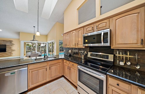 Greenview Shores House | Spacious Wellington Villa with heated pool